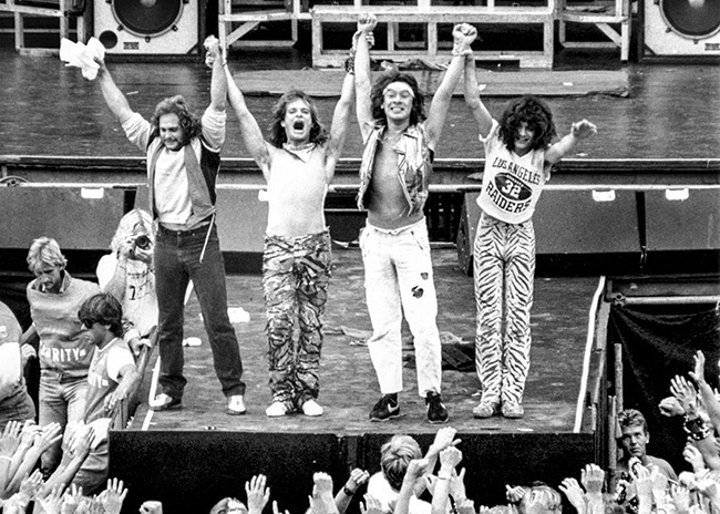 Medlemmarna i Van Halen tackar publiken för stödet på Råsunda stadion den 25 augusti 1984. (Foto: SVD/TT)
