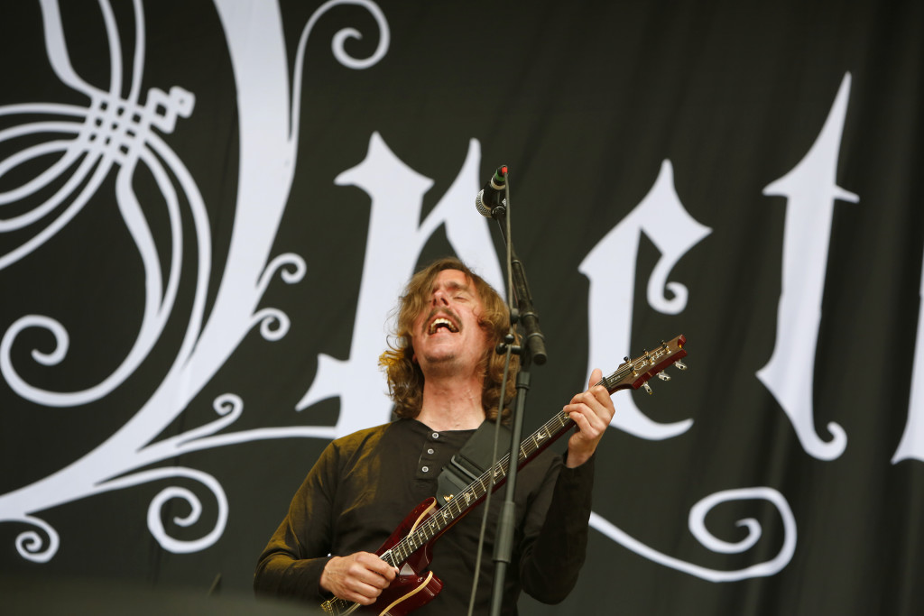 Mikael Åkerfeldt och hans Opeth har måhända en fantastisk kväll. Det märks inte. Och ingen bryr sig. Foto: Henrik Brunnsgård