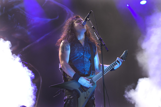 Kreators frontman Mille Petrozza sliter strupe och gitarrsträngar på Gefle Metal Festival i juli förra året. Foto: Pernilla Wahlman