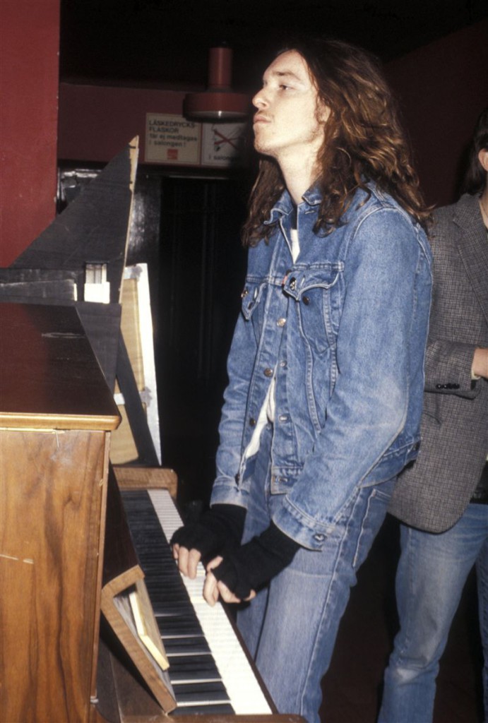 Liksom James Hetfield började Cliff Burton sin musikaliska bana med att spela piano. Han plockade upp basen vid 13 års ålder efter att hans bror Scott gått bort.