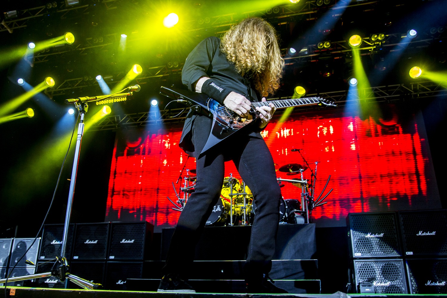 En ganska talande bild av Dave Mustaine. Mycket hår. Mycket gitarr. Foto: Gustav Mårtensson